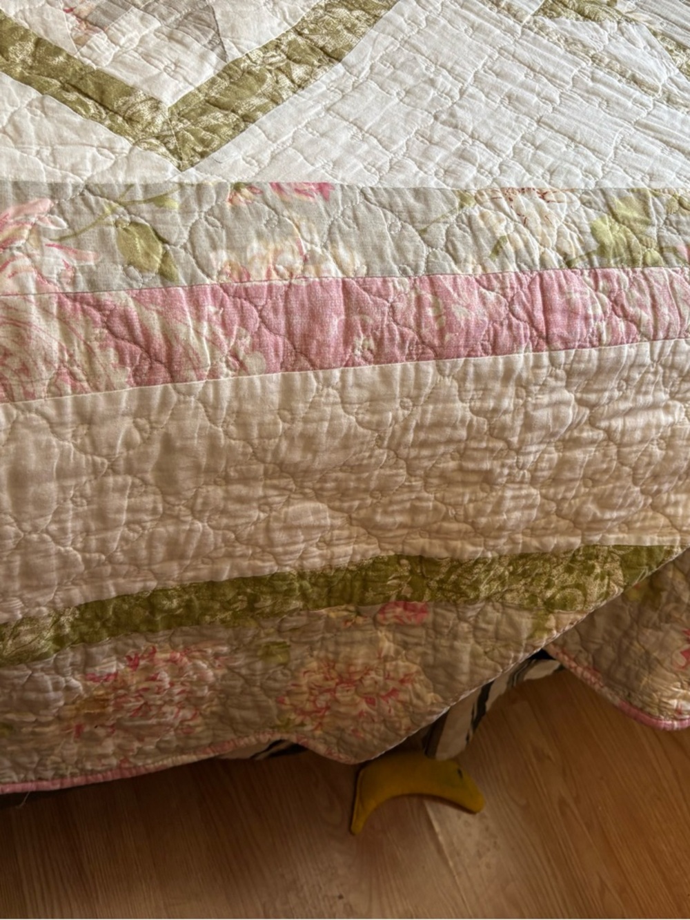 Martha Stewart Oversized Floral Quilt Twin/Extra-Long /Spring Pink & Sage - Picture 3 of 11